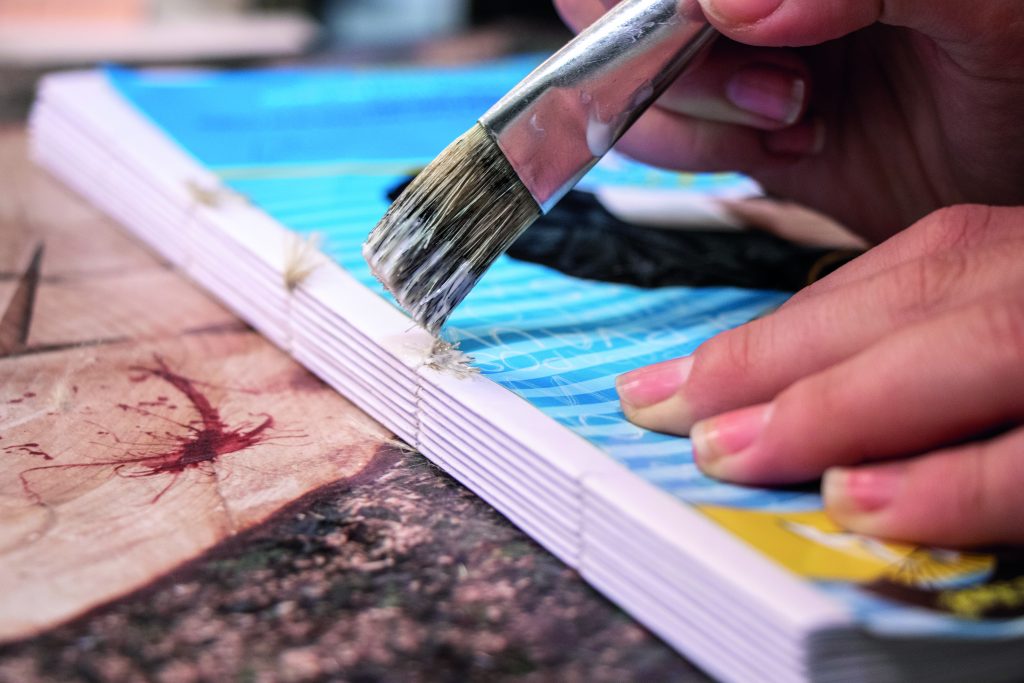 Encolar el libro para Bruk encudernación artesanal
