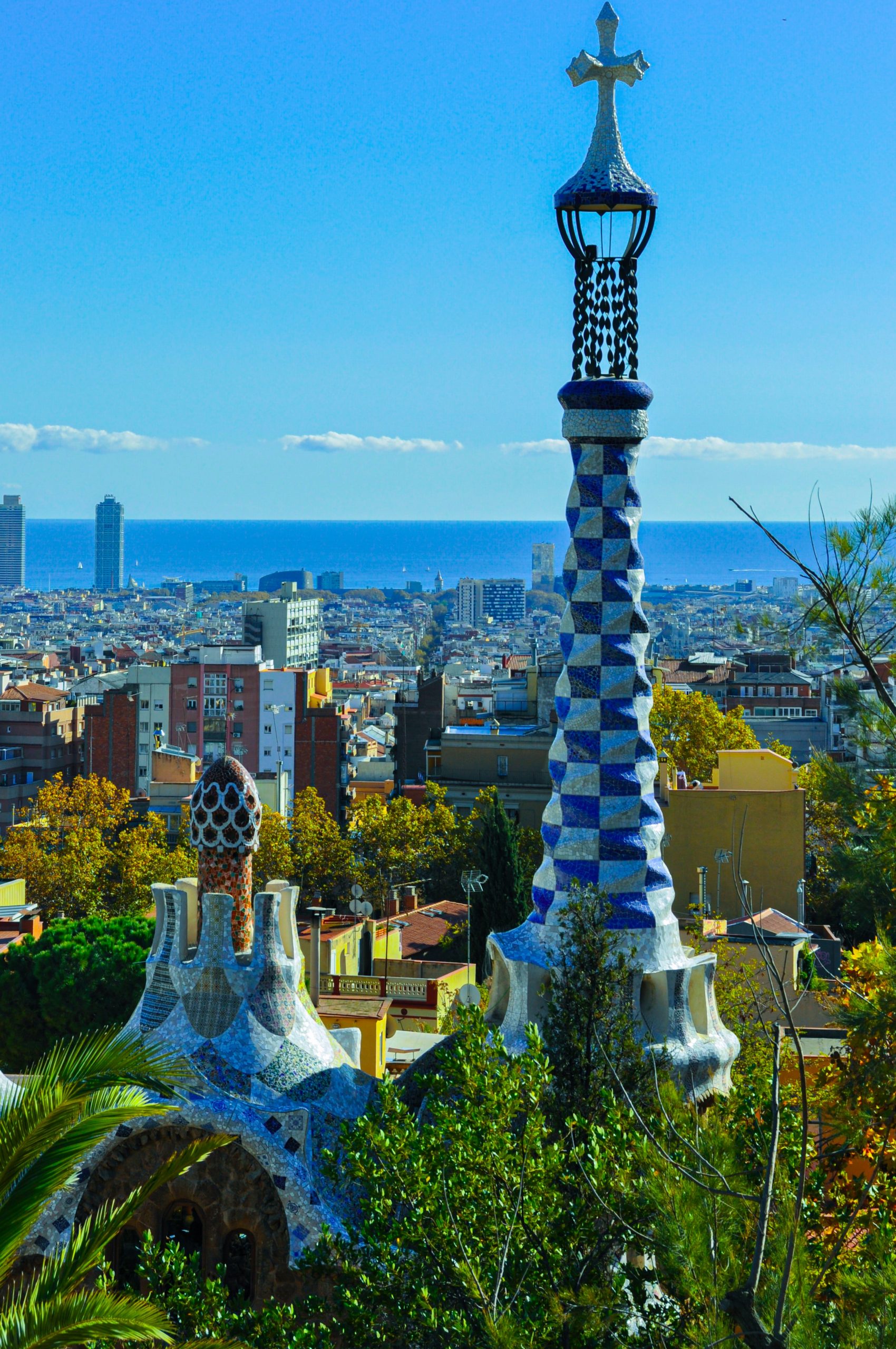 Imágen del Parque Güel rodeado de naturaleza, obra de Gaudí