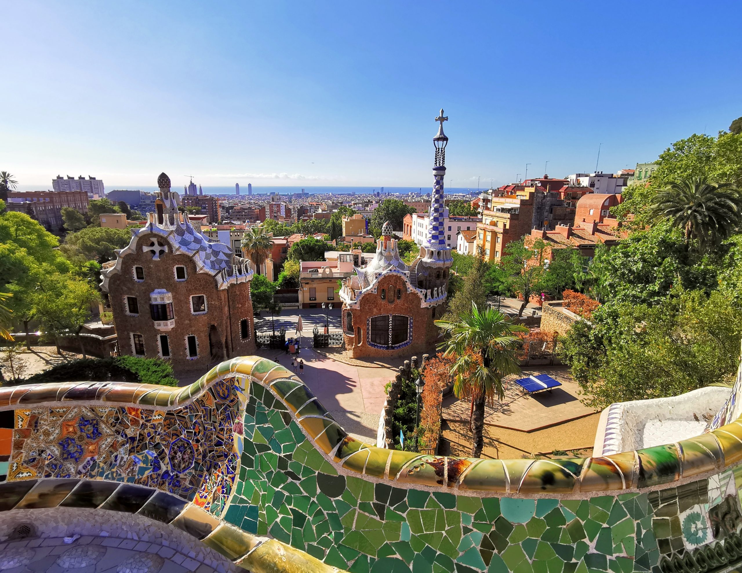 Imágen del Parque Güel rodeado de naturaleza, obra de Gaudí