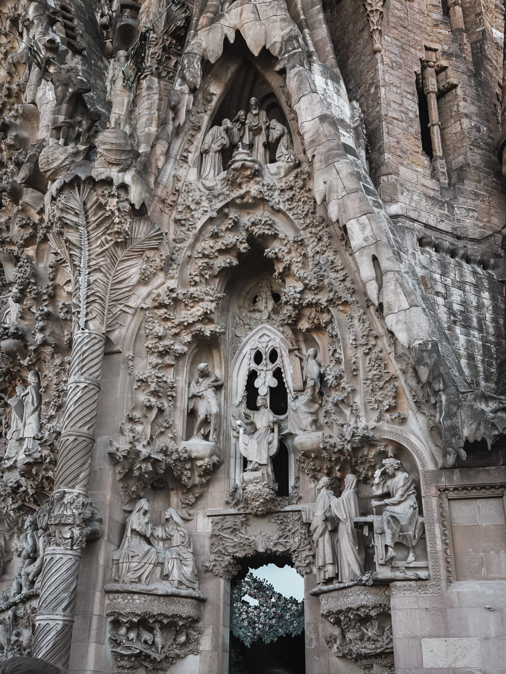 Fachada de más de cerca, para percibir los detalles mejor de La Sagrada Familia.