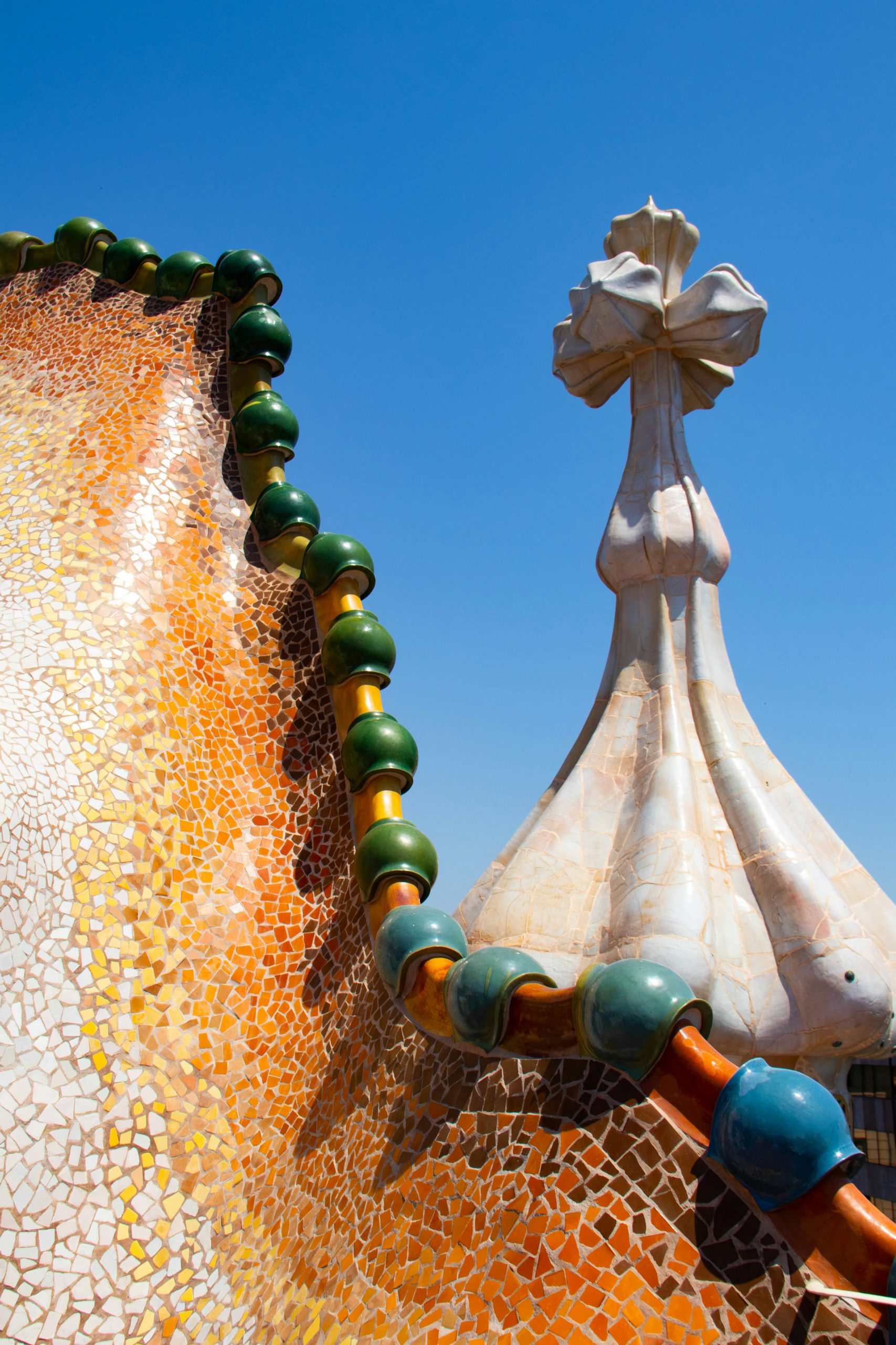 Imágen de los mosaicos que simulan escamas de reptiles en la Casa Batlló (Barcelona). Hecho por Gaudí, uno de los  mejores  diseñador gráficos españoles.