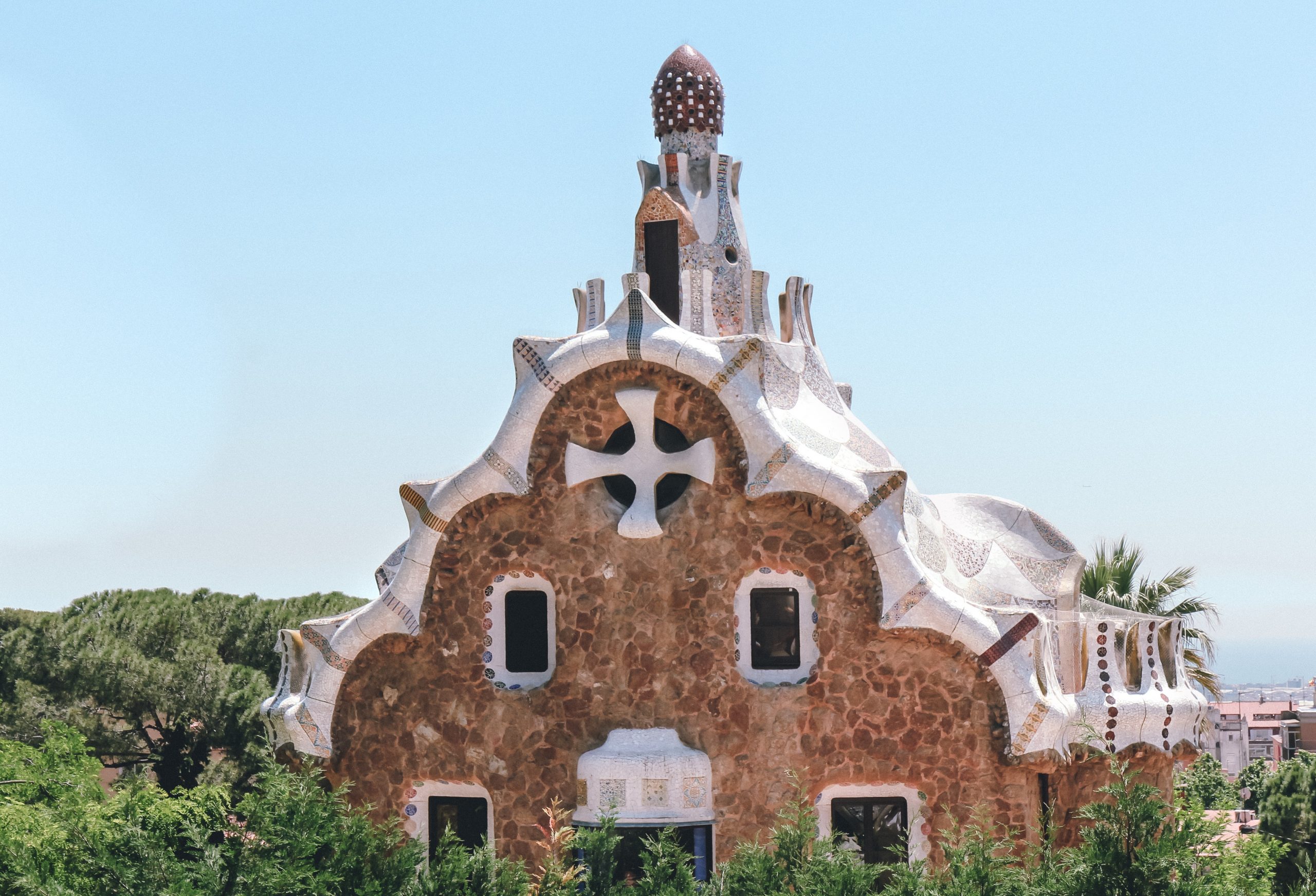 Imágen de una iglesia creada con mosaicos que se encuentra dentro del parque Güel de Barcelona, obra de uno de los mejores diseñadores gráficos españoles, Gaudí.