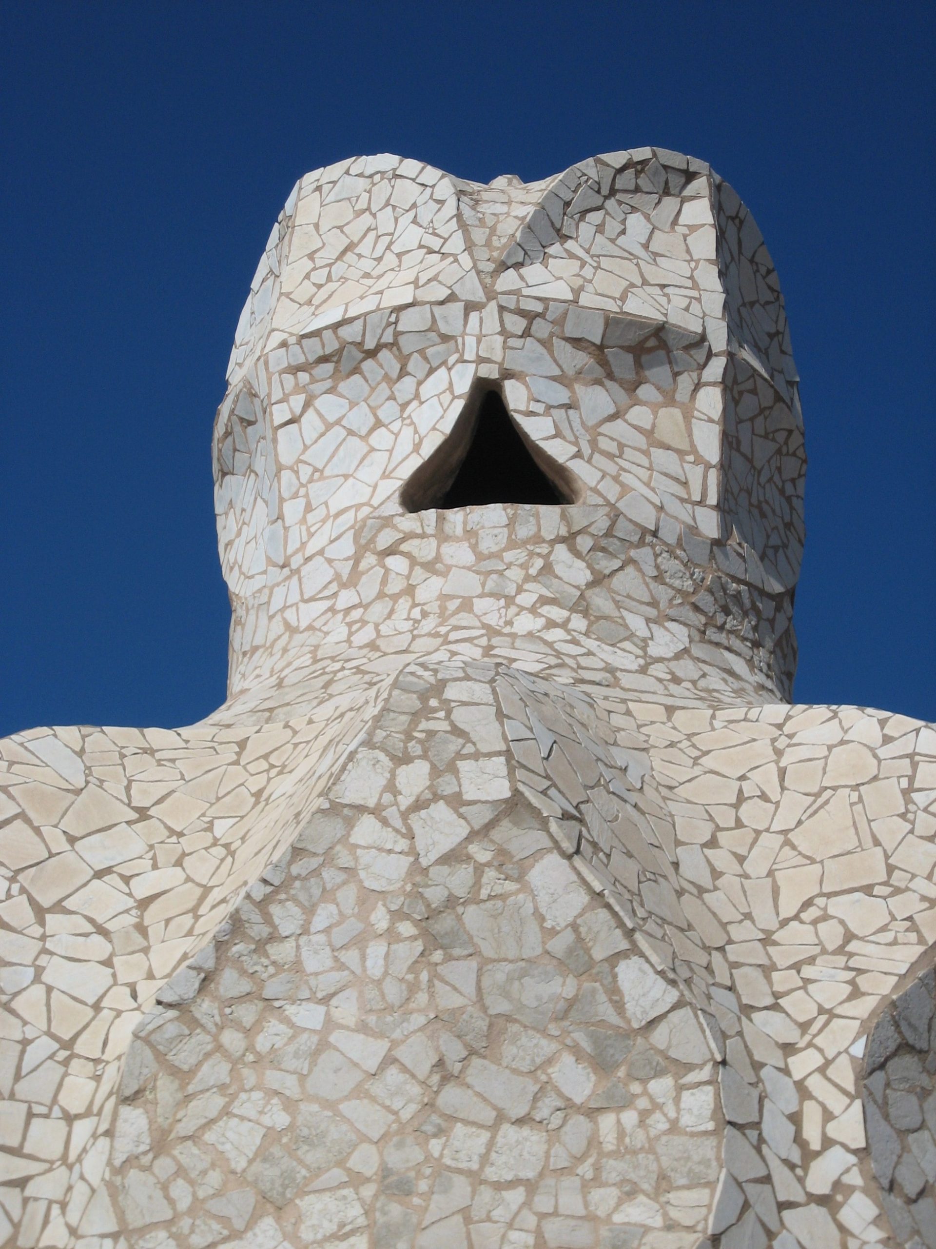 Imagen que refleja un animal creado con formas arquitectónicas. Obra del  diseñador gráficos español, Gaudí.